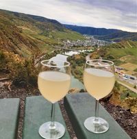 Zwei Gl&auml;ser Federwei&szlig;en auf einem Tisch mit Blick auf das Moseltal