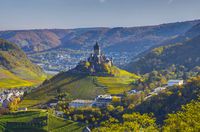 Aussicht von weitem auf die Reichsburg umringt von grünen Weinbergen