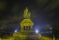 Die Reiterstatue am Deutschen Eck, am Abend mit Beleuchtung