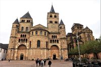 Der Trierer Dom, umgeben von historischem Stadtbild und Besuchern..