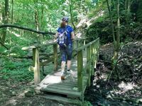 Wanderer im idyllischen Bachtal