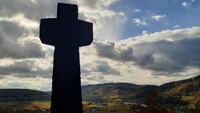 Kreuz am Ehrendenkmal web