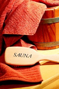 Saunatuch und Aufgusskelch in der Sauna